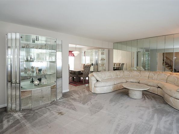 4 Terry Court, North Babylon NY 11703