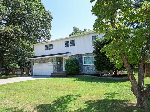 4 Terry Court, North Babylon NY 11703