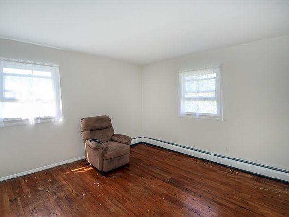 4 Terry Court, North Babylon NY 11703