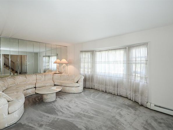 4 Terry Court, North Babylon NY 11703