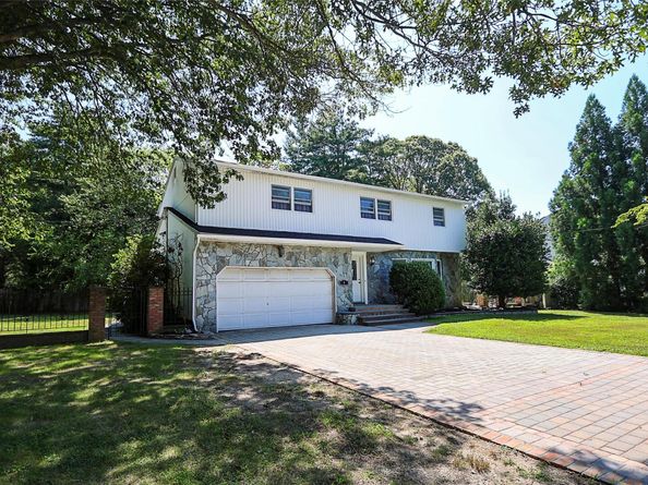 4 Terry Court, North Babylon NY 11703