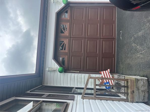 93 Village Circle W, Manorville NY 11949