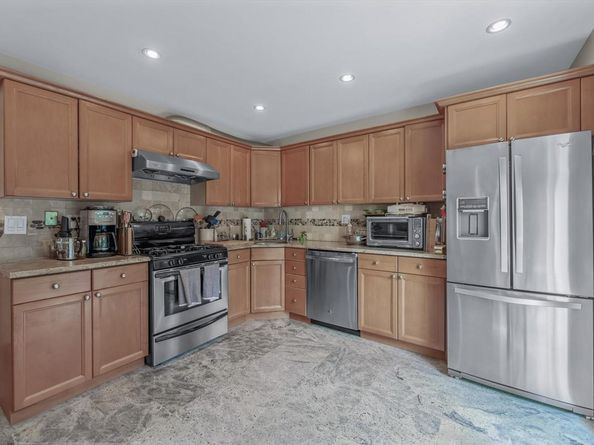 18 Ashland Avenue, New Hyde Park NY 11040
