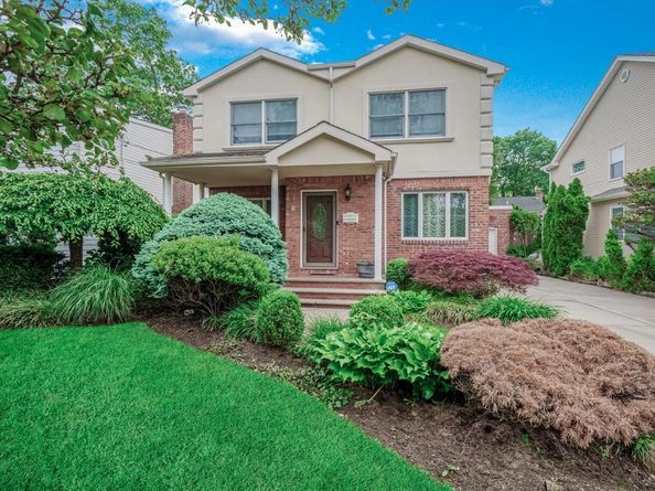 18 Ashland Avenue, New Hyde Park NY 11040