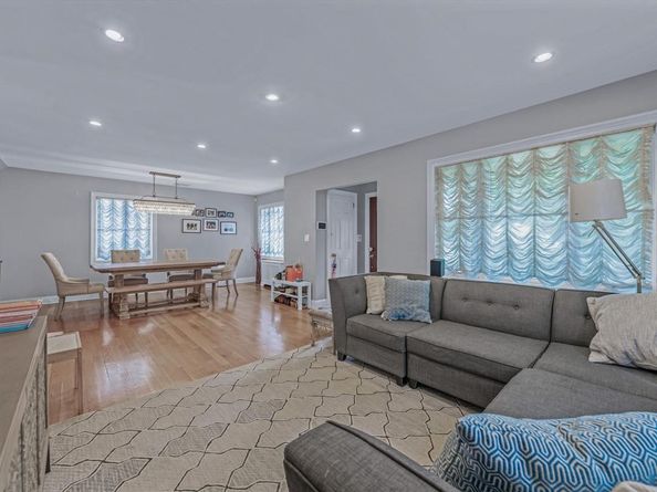 18 Ashland Avenue, New Hyde Park NY 11040