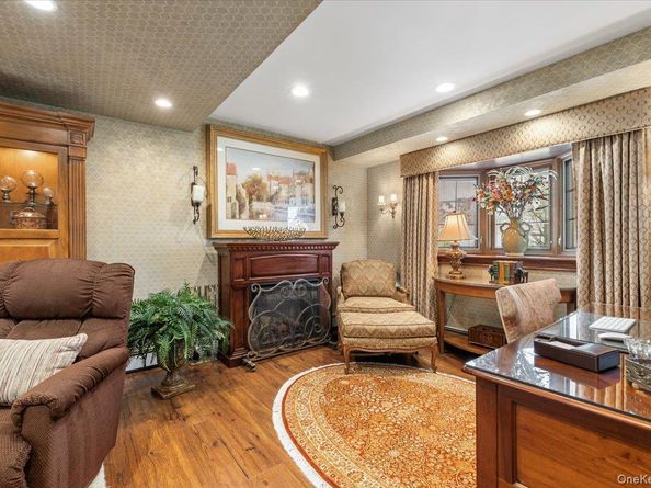 105 Sunrise Lane, Levittown NY 11756