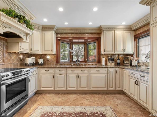105 Sunrise Lane, Levittown NY 11756