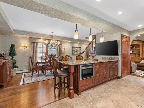 105 Sunrise Lane, Levittown NY 11756