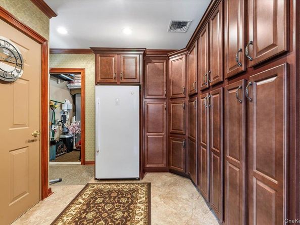 105 Sunrise Lane, Levittown NY 11756