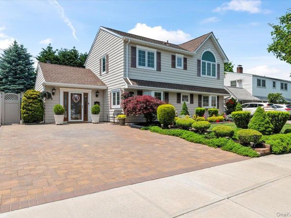 105 Sunrise Lane, Levittown NY 11756