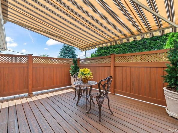 105 Sunrise Lane, Levittown NY 11756