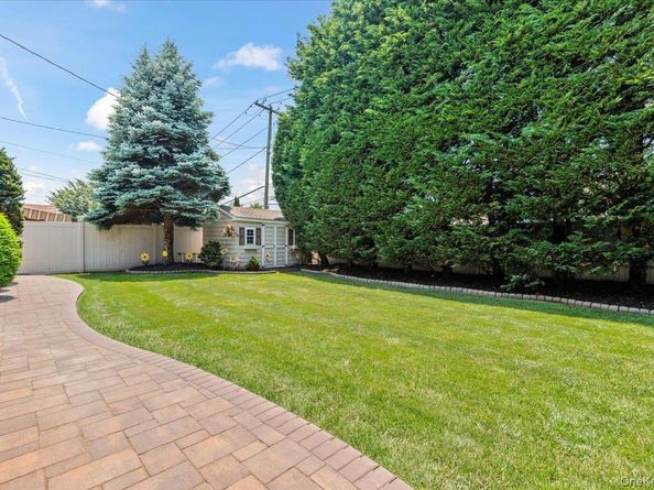 105 Sunrise Lane, Levittown NY 11756