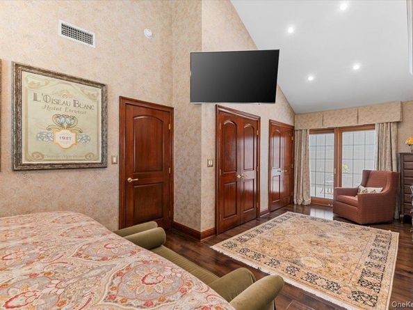 105 Sunrise Lane, Levittown NY 11756