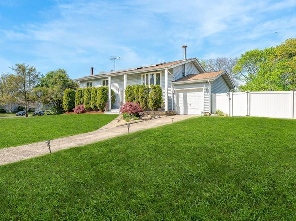 47 Briarwood Road, Wheatley Heights NY 11798