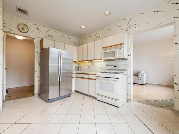 1175 E Broadway 2J, Hewlett NY 11557