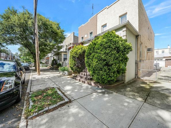 70-27 69th Street, Glendale NY 11385