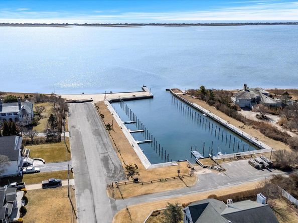 18 Landing Lane, East Quogue NY 11942