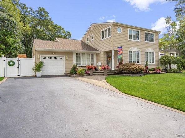 939 Manor Lane, Bay Shore NY 11706