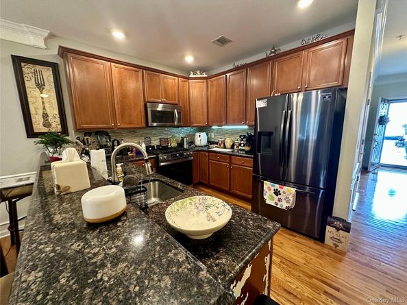 121 Wildwood Circle, Holtsville NY 11742