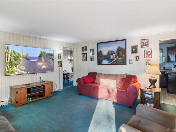 9 W 8th Street, Ronkonkoma NY 11779