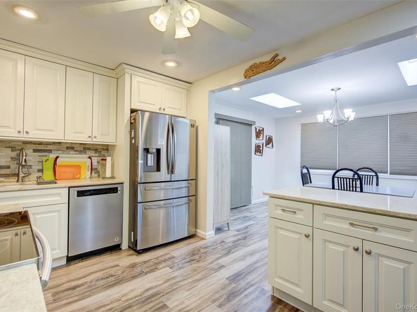 4 Carmans Court, Farmingdale NY 11735