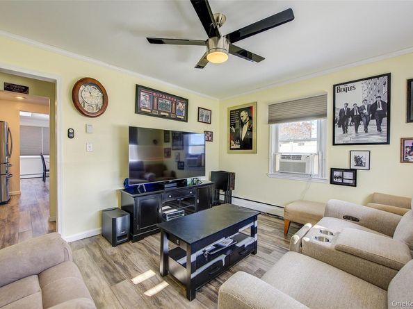 4 Carmans Court, Farmingdale NY 11735