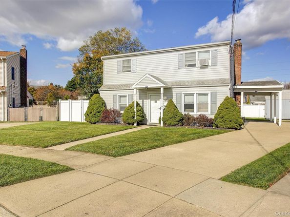 4 Carmans Court, Farmingdale NY 11735