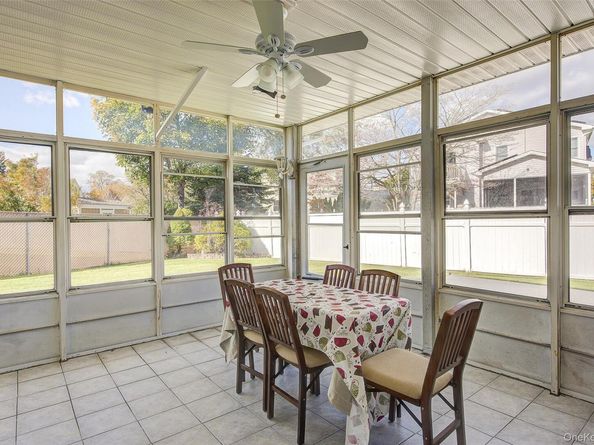 4 Carmans Court, Farmingdale NY 11735