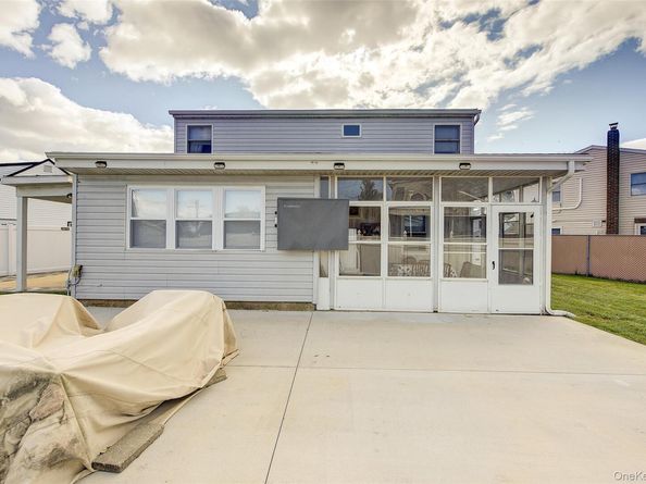 4 Carmans Court, Farmingdale NY 11735