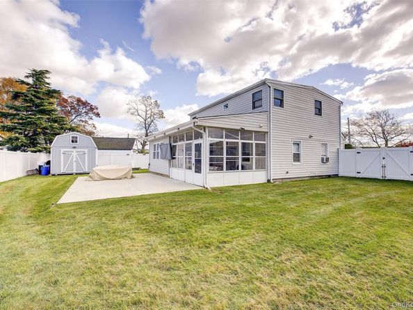 4 Carmans Court, Farmingdale NY 11735