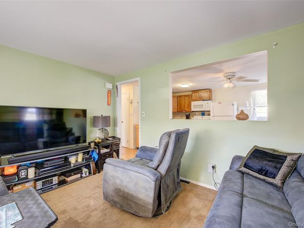 4 Carmans Court, Farmingdale NY 11735