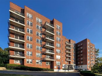 440 Warburton Avenue