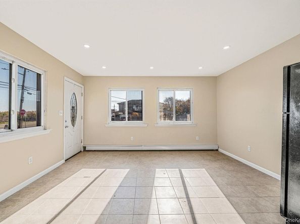 4 Bay Place, Lindenhurst NY 11757