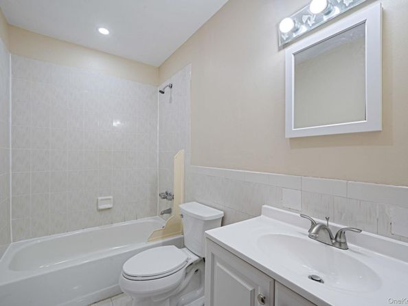 4 Bay Place, Lindenhurst NY 11757