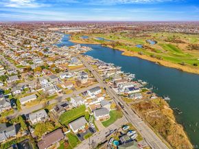 4 Bay Place, Lindenhurst NY 11757