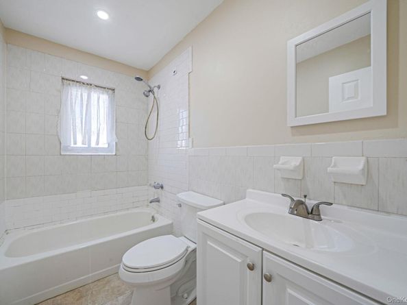 4 Bay Place, Lindenhurst NY 11757