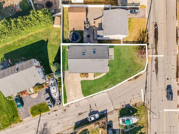 4 Bay Place, Lindenhurst NY 11757