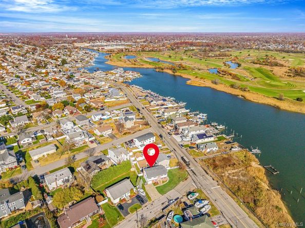 4 Bay Place, Lindenhurst NY 11757