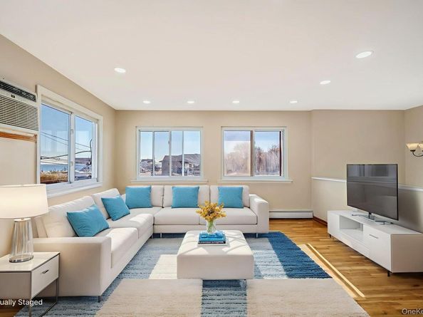 4 Bay Place, Lindenhurst NY 11757