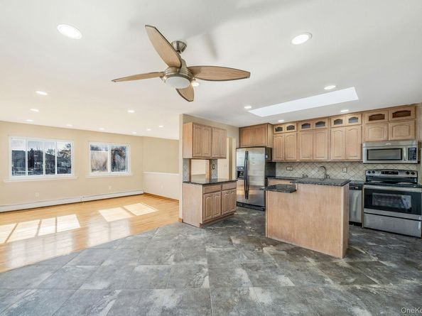 4 Bay Place, Lindenhurst NY 11757