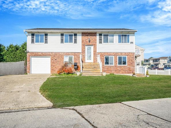 4 Bay Place, Lindenhurst NY 11757