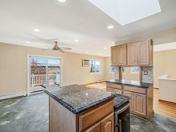 4 Bay Place, Lindenhurst NY 11757