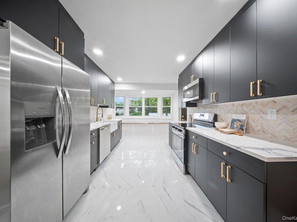 10 Pinedale Avenue, Farmingville NY 11738