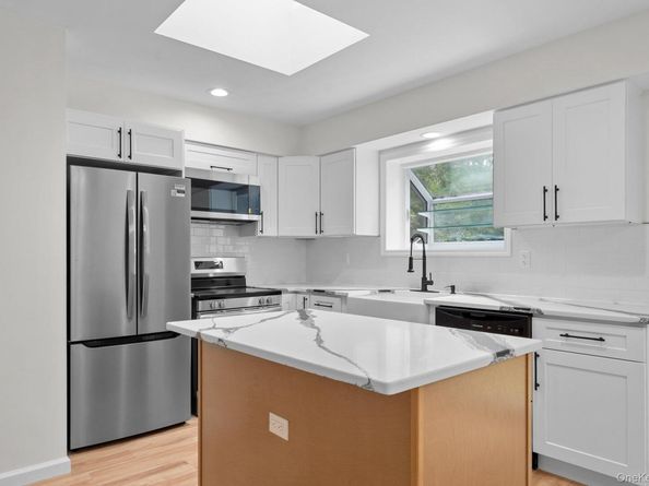 10 Pinedale Avenue, Farmingville NY 11738