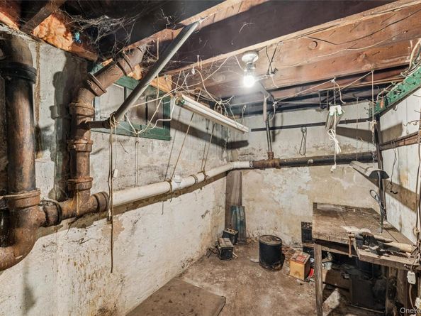 190 Lincoln Avenue, Mineola NY 11501