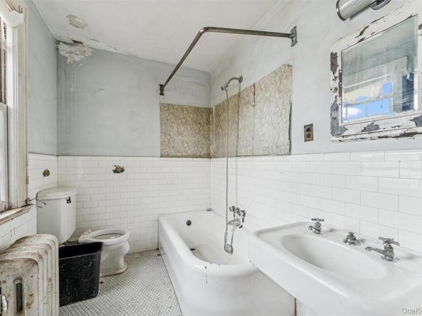 190 Lincoln Avenue, Mineola NY 11501