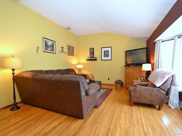 11 Barkley Lane, Nesconset NY 11767