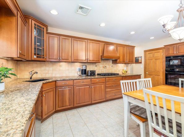 15 Baylis Rd Baylis Road, Rockville Centre NY 11570