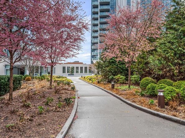 13336 37 Avenue 11H, Flushing NY 11354