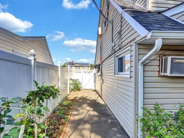 29 Walnut Lane, Hicksville NY 11801